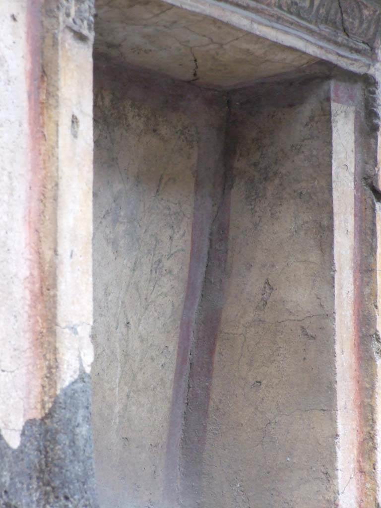 V.1.28 Pompeii. March 2009. The square niche.