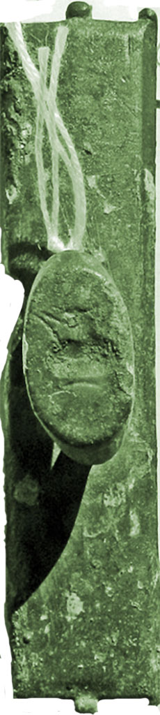 V.I.28 Pompeii. Top of bronze signet/seal found here on 28th May 1875, with imprint of a jug.
Now in Naples Archaeological Museum. Inventory number 110669.
