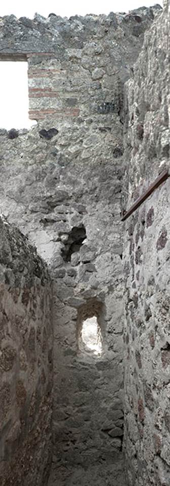 V.1.28 Pompeii. c.2008-10.  
Looking west along corridor “g” (continuation of corridor “h”). Photo by Hans Thorwid.
Photo courtesy of The Swedish Pompeii Project.
