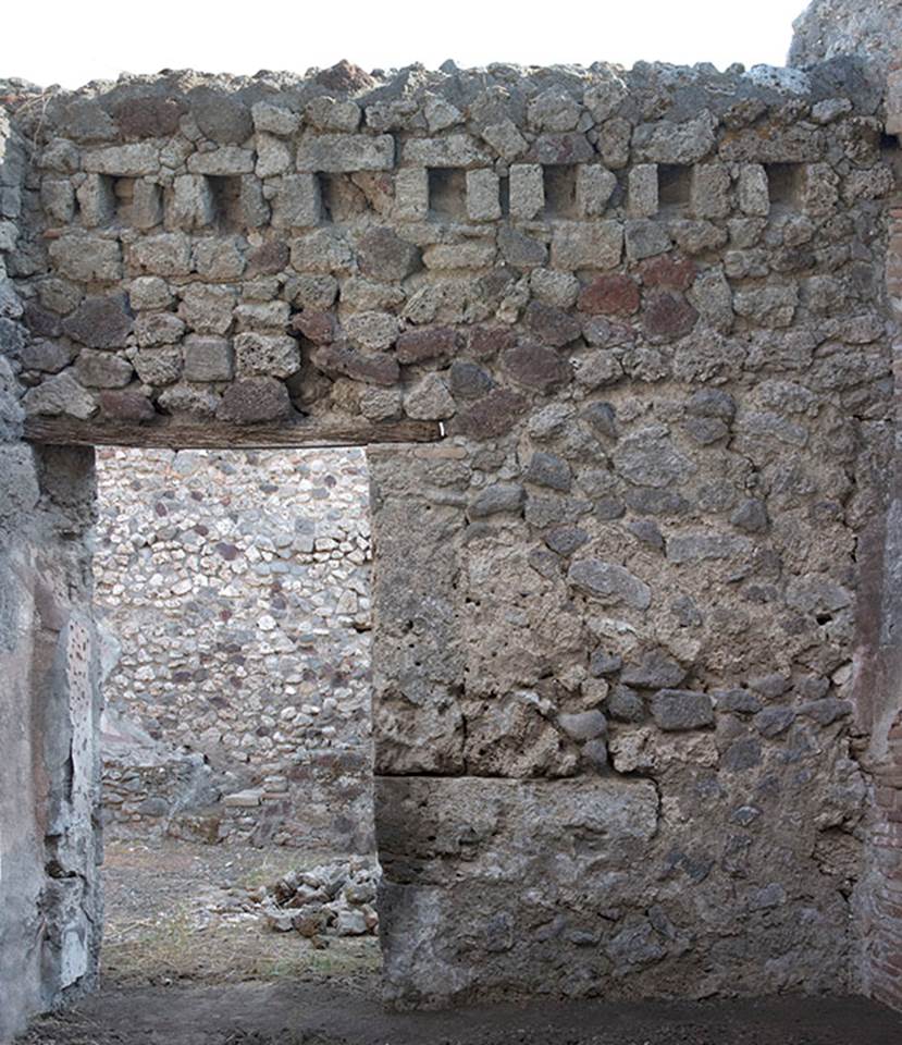 V.1.28 Pompeii. c.2008-10. Room “e”. 
East wall of room “e”, with doorway into atrium/room “b”. Photo by Hans Thorwid.
Photo courtesy of The Swedish Pompeii Project.
