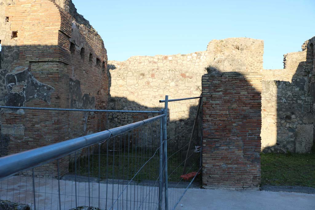 V.1.29 Pompeii. December 2018. Entrance doorway, looking east from Via del Vesuvio/Via Stabiana. Photo courtesy of Aude Durand.

