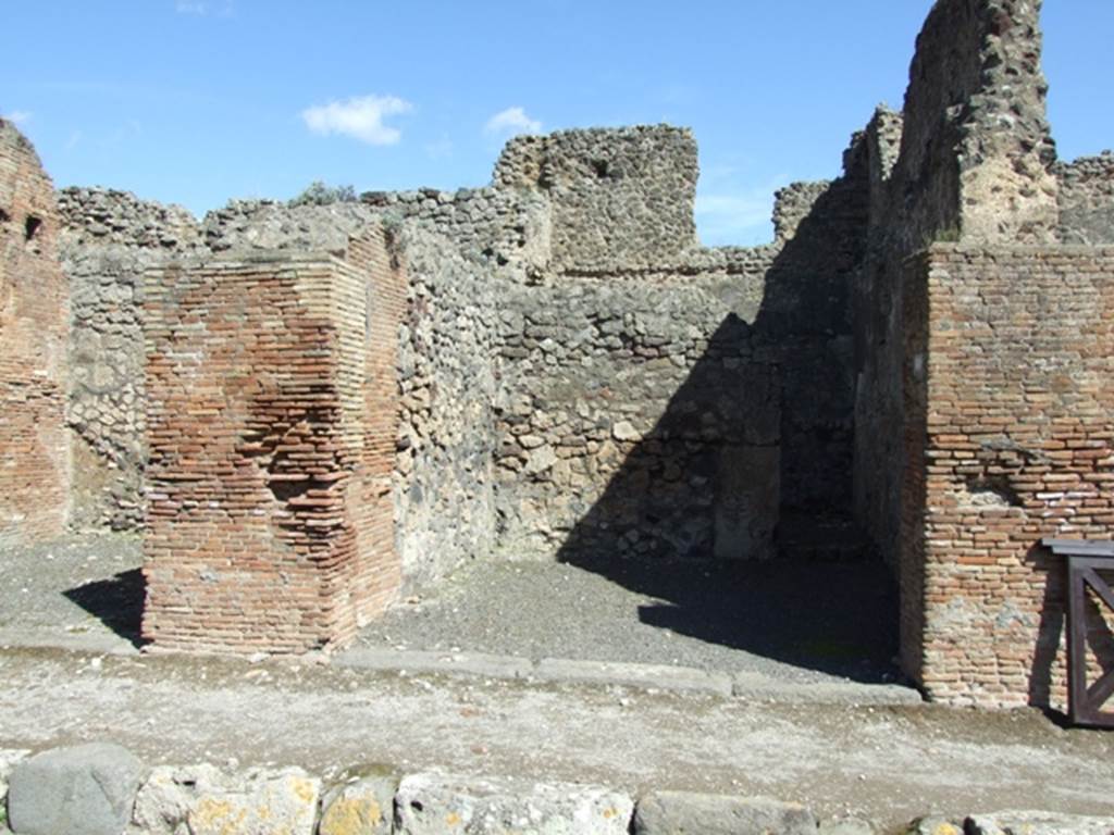 V.1.30 Pompeii. March 2009. Entrance, looking east from Via Stabiana.
To the right of the entrance, one used to be able to read an electoral recommendation: 
Secundum  aed(ilem)
Canices  (rogat)      [CIL IV 3440].
According to Della Corte, Canices was probably the owner or tenant of the shop. See Della Corte, M., 1965.  Case ed Abitanti di Pompei. Napoli: Fausto Fiorentino. (p.103)

