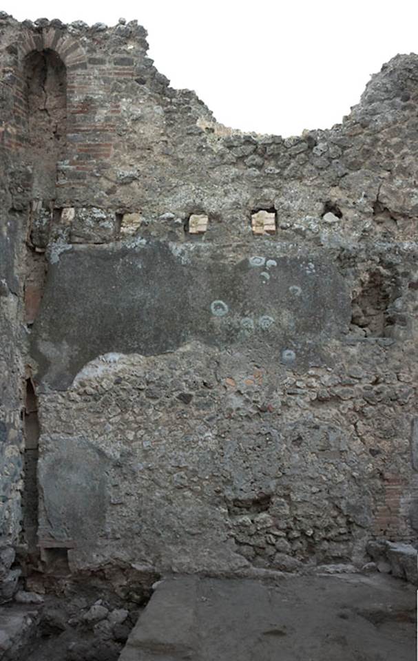 V.1.30 Pompeii. c.2010. 
Looking towards south wall and flooring in rear room. Photo by Hans Thorwid.
Photo courtesy of The Swedish Pompeii Project.
