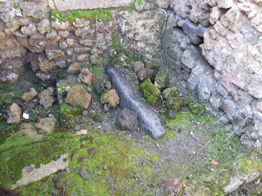 V.2.1 Pompeii.  March 2009.  Room 4, Latrine at west end.