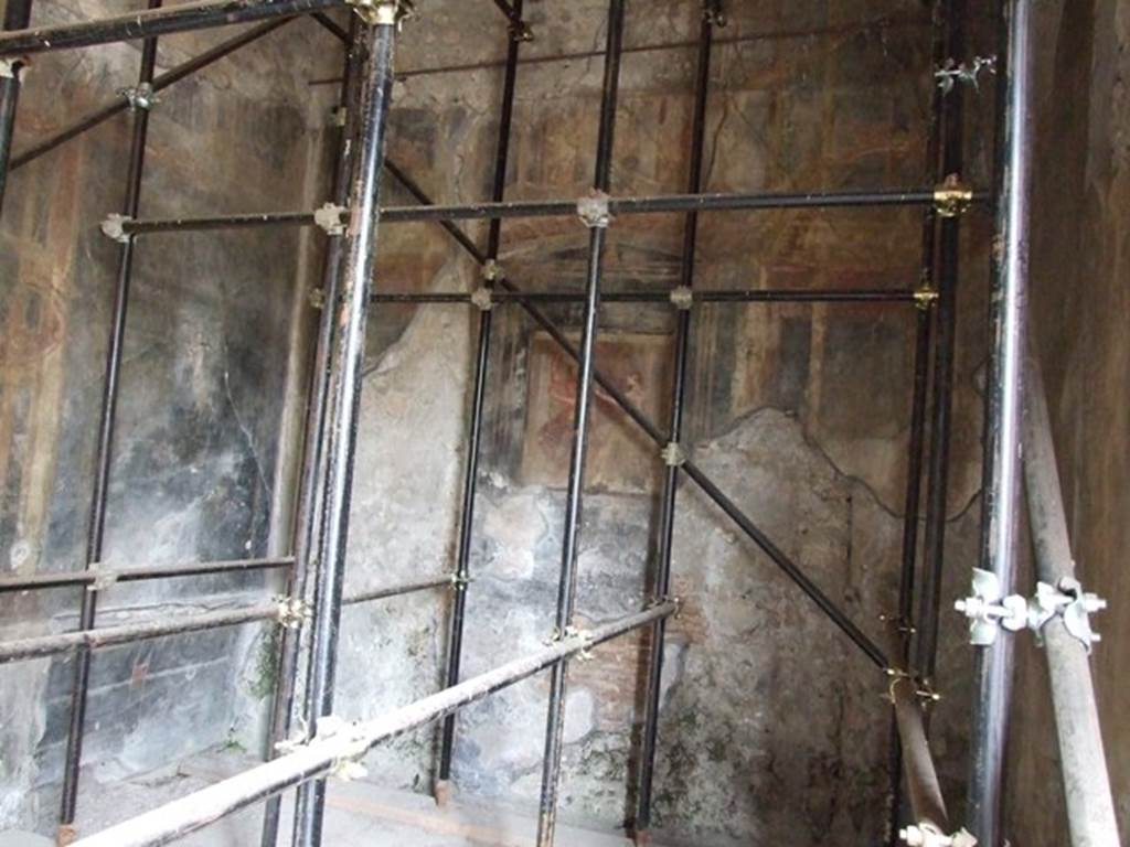 V.2.1 Pompeii. December 2007. Room 9, north wall with central aedicula containing the painting of Danae and Zeus.