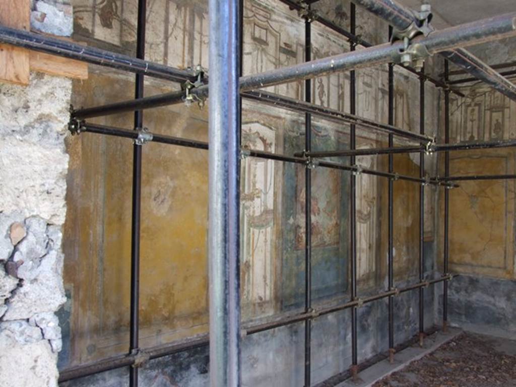 V.2.1 Pompeii. March 2009. Room 15, looking towards east wall through window in north wall overlooking garden area.