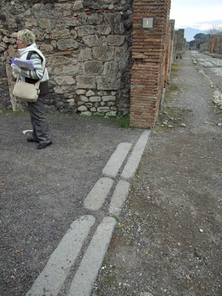 V.2.1 Pompeii. December 2007.  Entrance sill on Via di Nola.