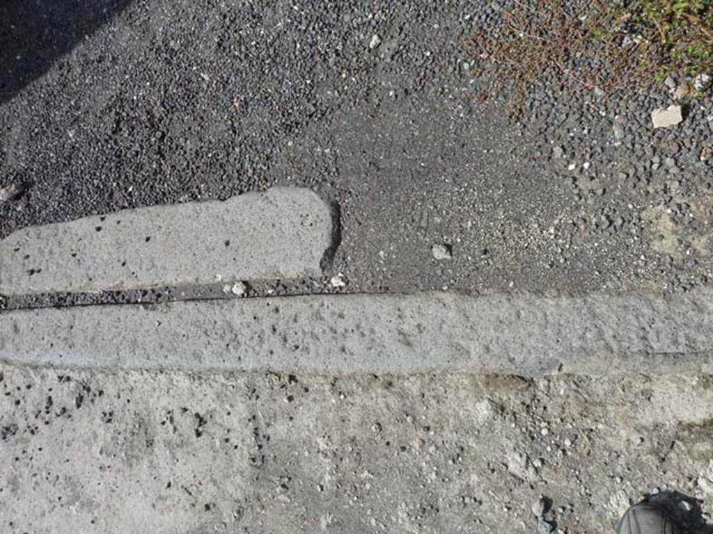 V.2.1 Pompeii. September 2015. East end of entrance doorway threshold.