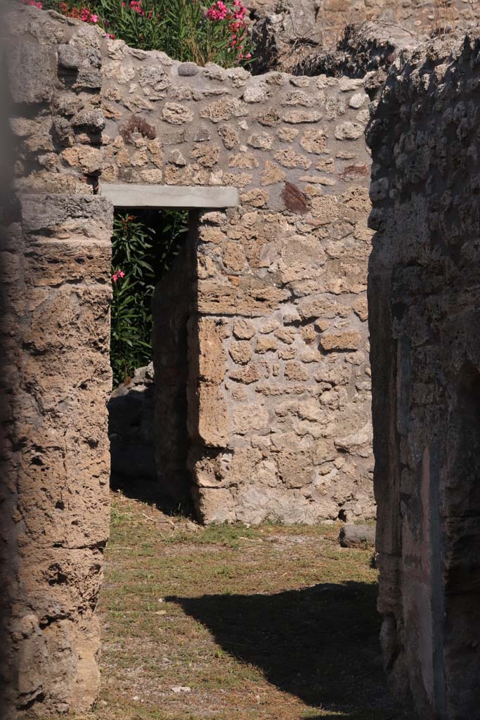 V.2.4 Pompeii. September 2021. 
Room 6, corridor, looking north towards doorway to peristyle/garden area. Photo courtesy of Klaus Heese.
