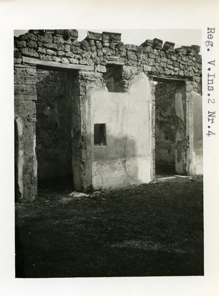 V.2.4 Pompeii. Pre-1937-39. East wall of atrium with doorway to room 8, on left, and room 9, on right.
Photo courtesy of American Academy in Rome, Photographic Archive. Warsher collection no. 012.
