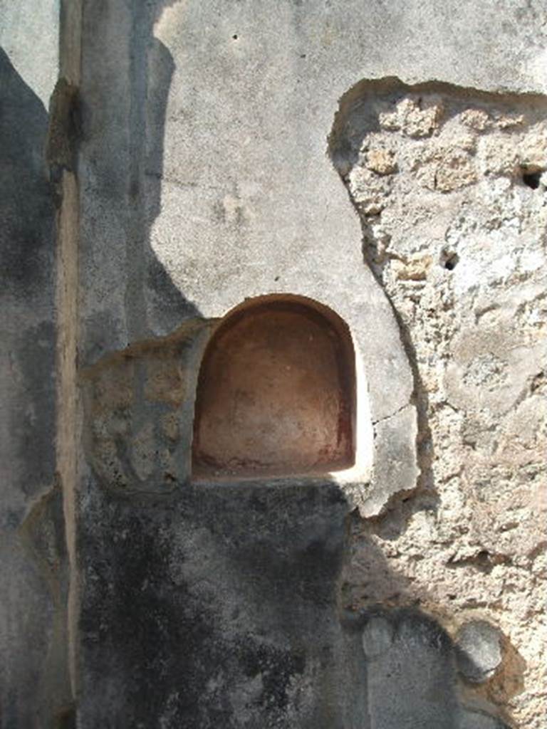 V.2.4 Pompeii. May 2005. Niche on west wall of peristyle.