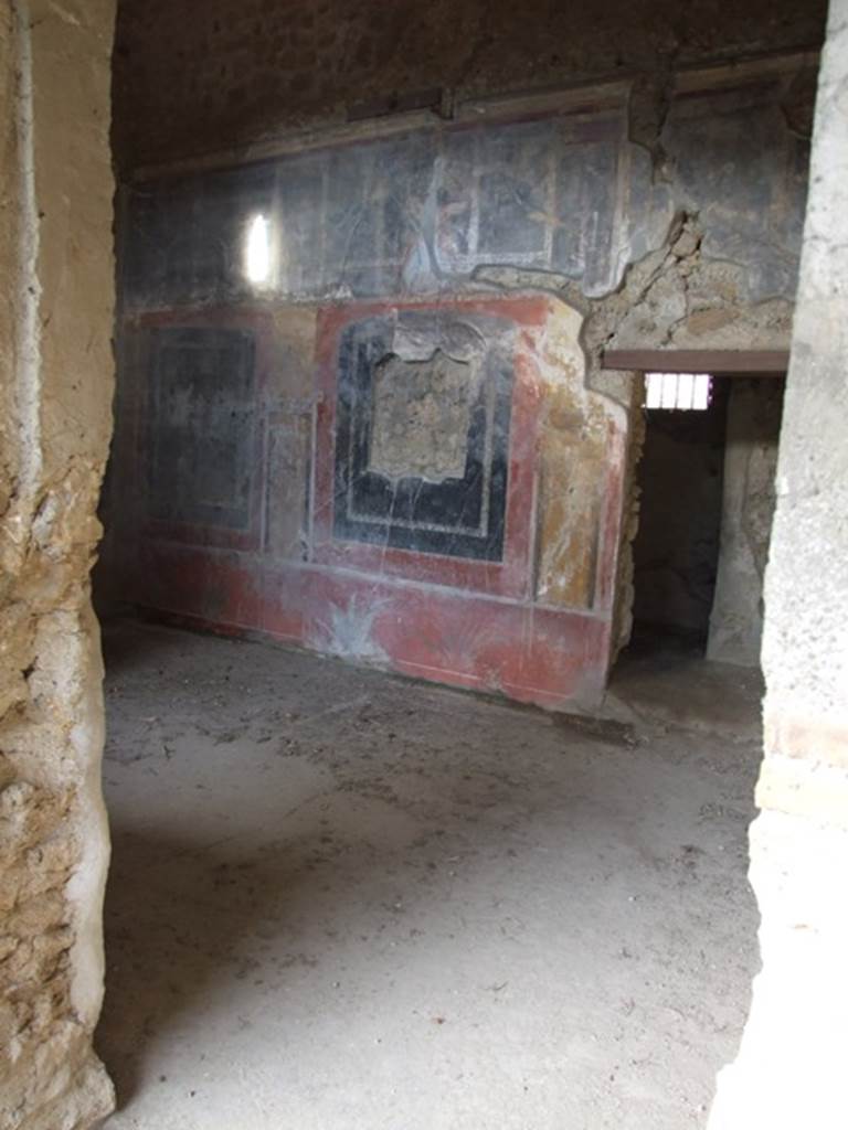 V.2.4 Pompeii. Looking north through doorway to room 15, triclinium in the north-west corner of the peristyle.