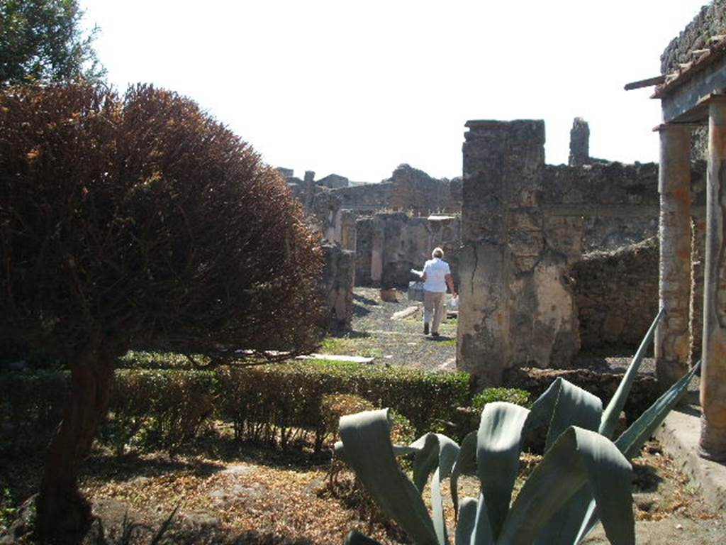 V.2.4 Pompeii. May 2005. Looking south across room 13, peristyle towards atrium and entrance.