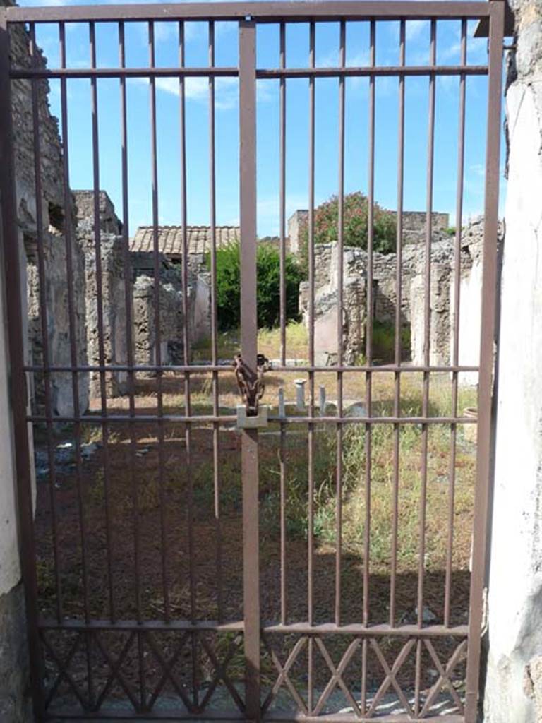 V.2.4 Pompeii. September 2015. Looking north through entrance doorway.
