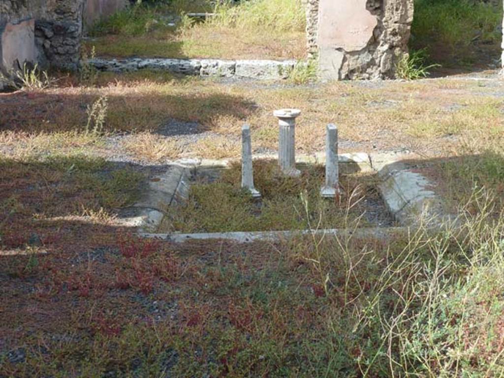 V.2.4 Pompeii. September 2015. Impluvium in atrium.