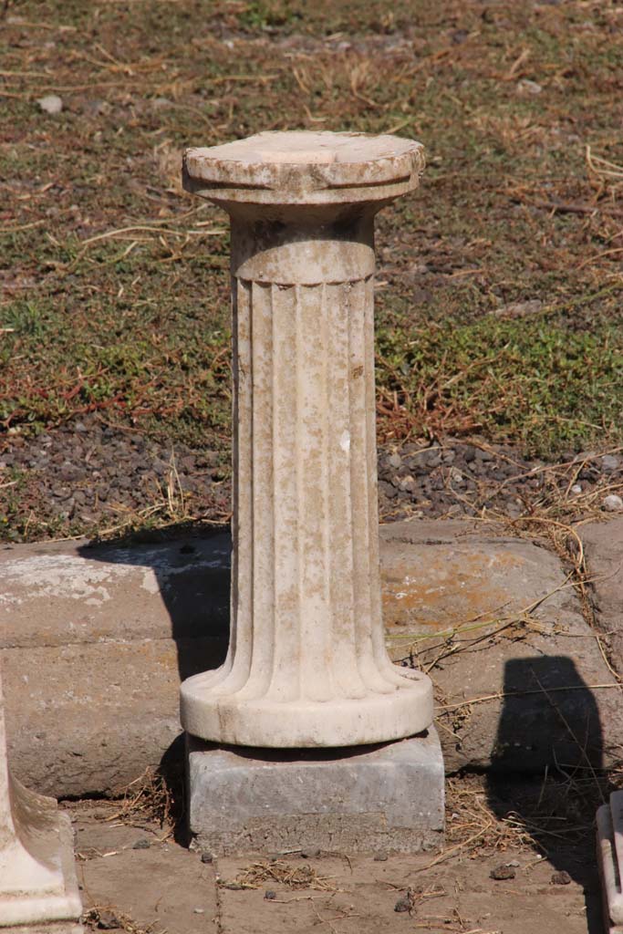 V.2.4 Pompeii. September 2021. 
White marble leg support, detail from impluvium in atrium. Photo courtesy of Klaus Heese.
