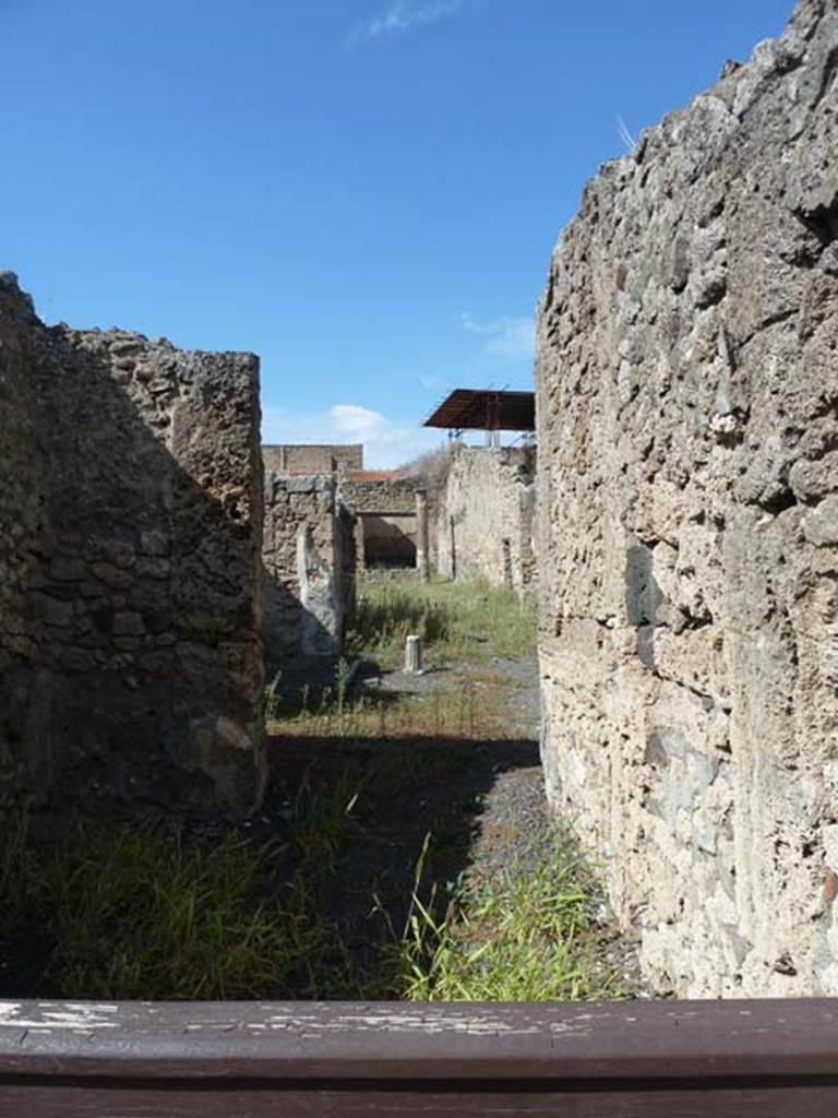 V.2.10 Pompeii. September 2015. Looking north across atrium and impluvium towards peristyle.