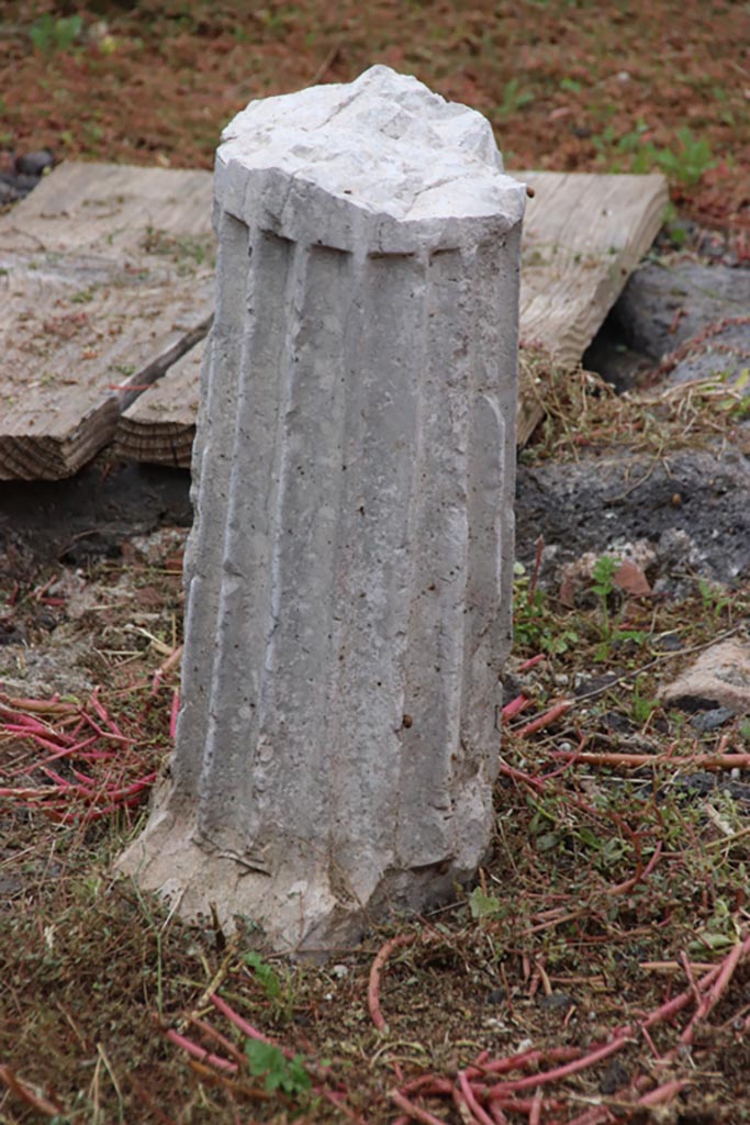 V.2.10 Pompeii. October 2022. Atrium, detail from impluvium. Photo courtesy of Klaus Heese.

