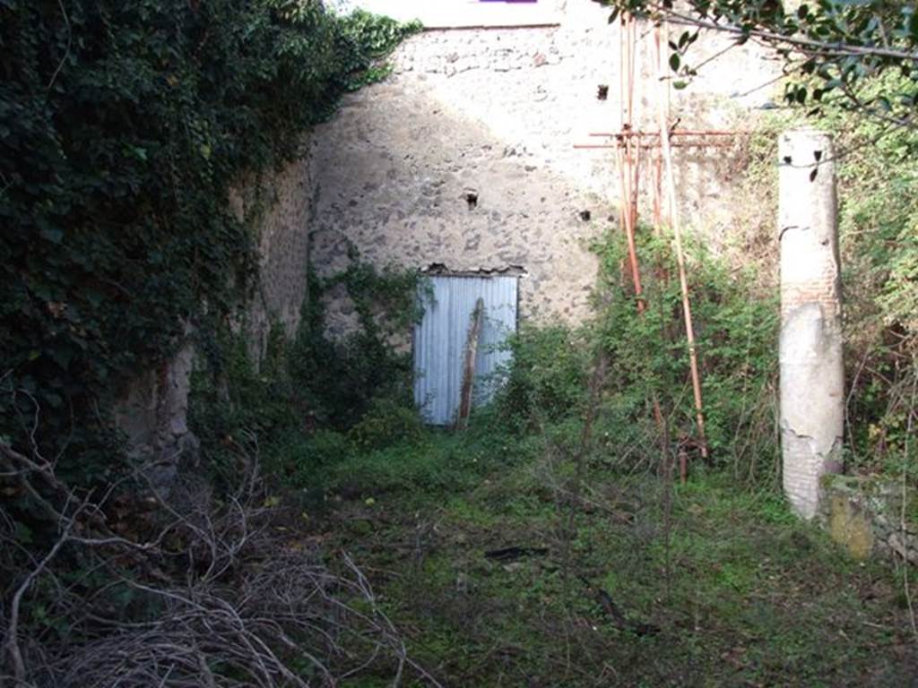 V.2.15 Pompeii. December 2007. Room 11c, peristyle garden. 
The Notizie degli Scavi refers to a passage leading to a second peristyle.
See Notizie degli Scavi di Antichit, 1894, page 439.
