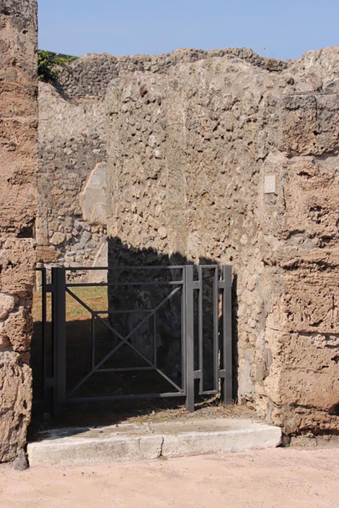 V.2.15 Pompeii. October 2022. Entrance doorway and east wall. Photo courtesy of Klaus Heese.

