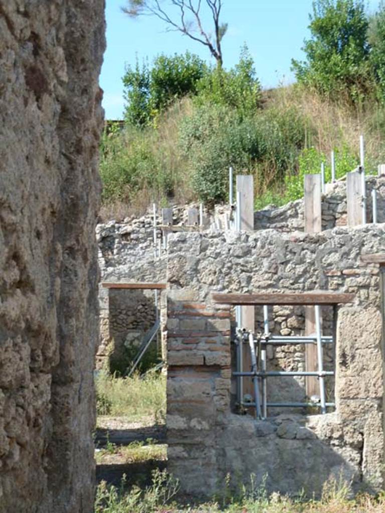 V.2.15 Pompeii. September 2015. Looking towards north-west corner of atrium with corridor to rear, and window to room 2, on right.