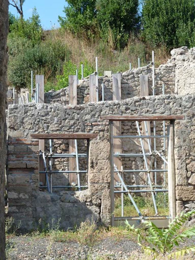 V.2.15 Pompeii. September 2015. Looking north across atrium towards doorway into room 2.
