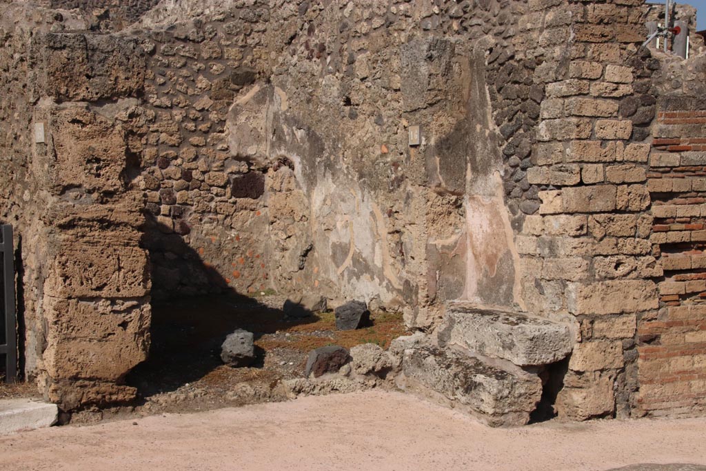 V.2.16 Pompeii. October 2022. Entrance doorway. Photo courtesy of Klaus Heese.

