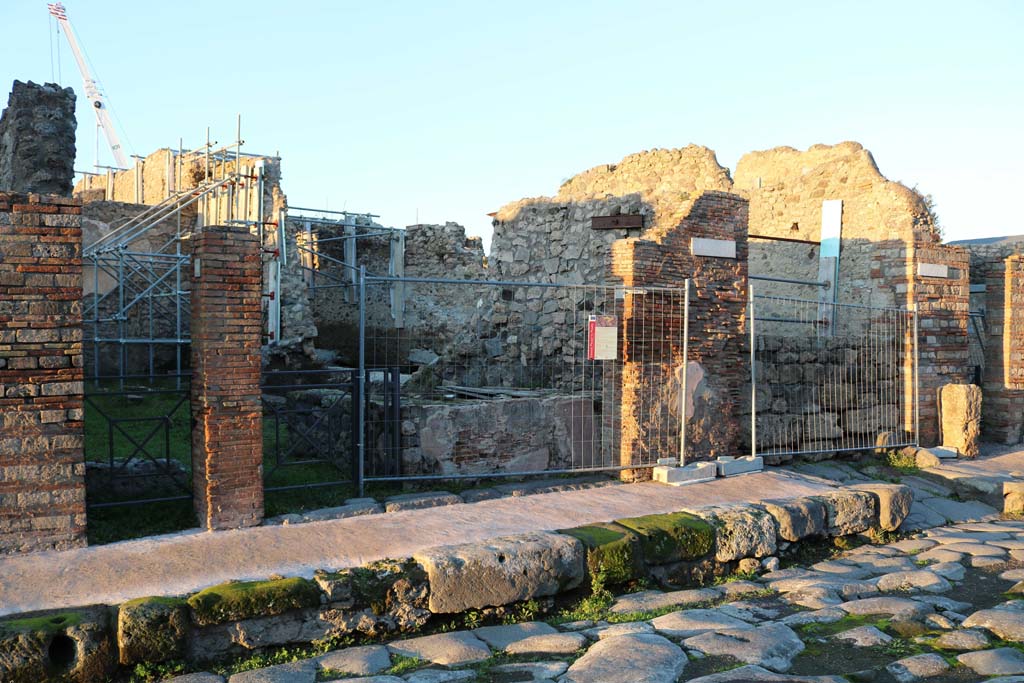 V.2.18 Pompeii, on left. December 2018. 
Looking north on Via di Nola towards entrance at V.2.19, in centre, and blocked Vicolo c.d. dei balconi, on right. Photo courtesy of Aude Durand.
