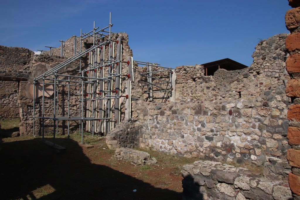 V.2.19 Pompeii. October 2022. Looking north-east towards east wall of bar-room. Photo courtesy of Klaus Heese.

