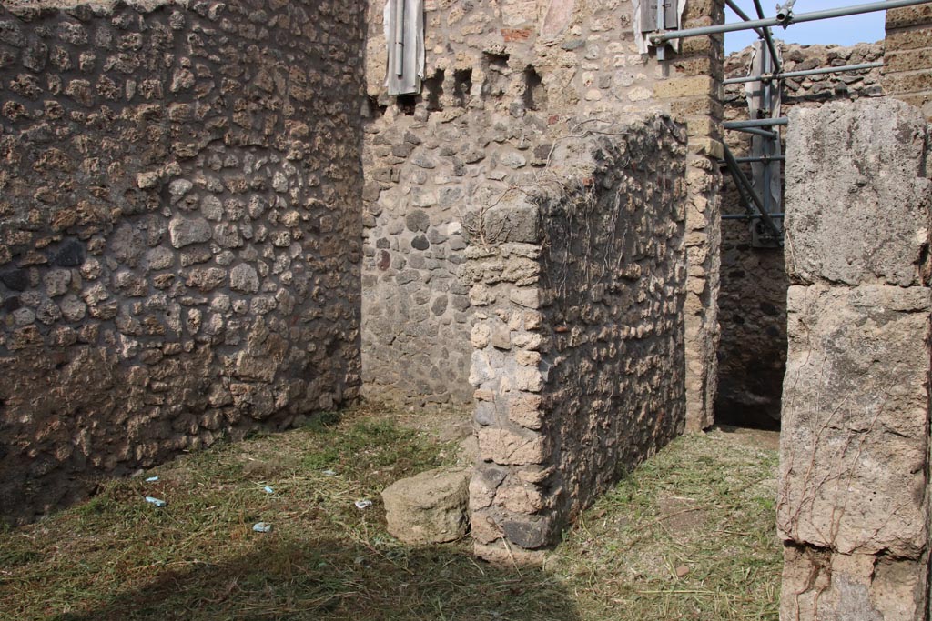 V.2.20 Pompeii. October 2022. Looking north-east to small room on north side of entrance corridor. Photo courtesy of Klaus Heese.