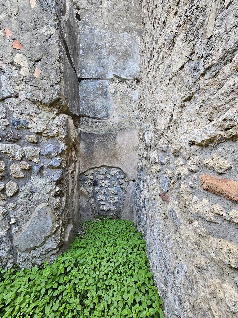 V.2.b Pompeii. November 2024. 
Room “d”, looking south along west wall into a recess. Photo courtesy of Annette Haug.
