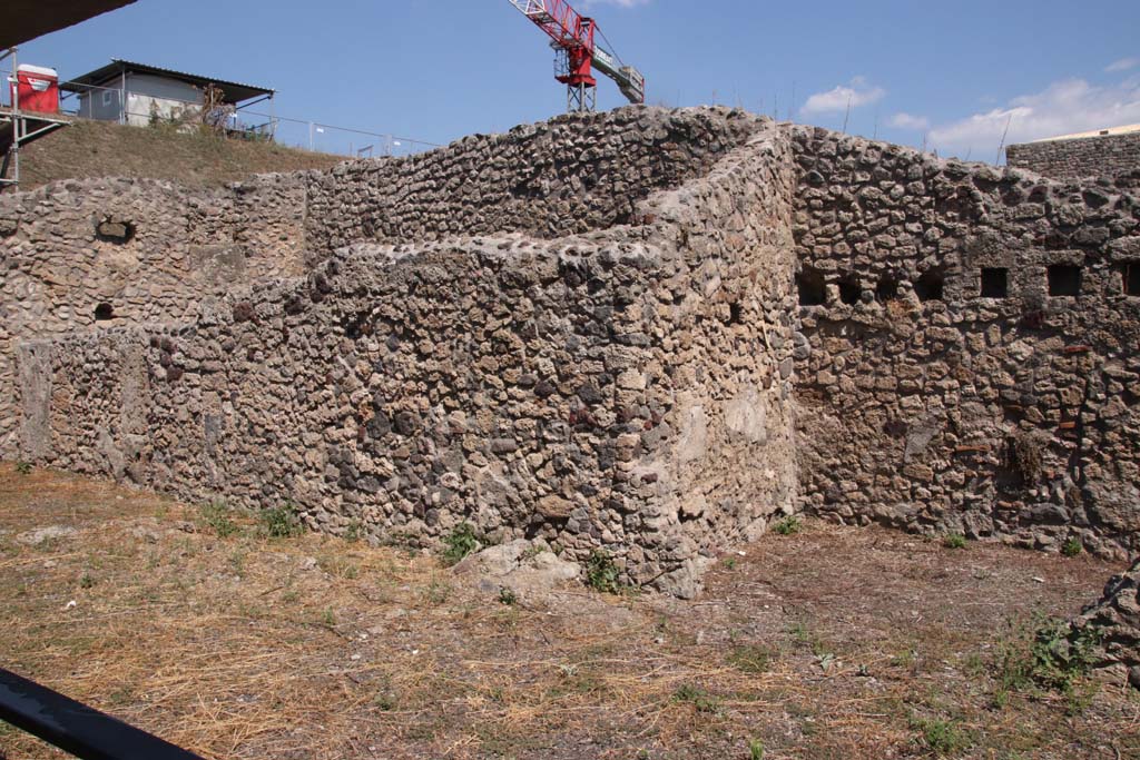 V.2.f, Pompeii. September 2021. Looking north-east from entrance doorway. Photo courtesy of Klaus Heese.
