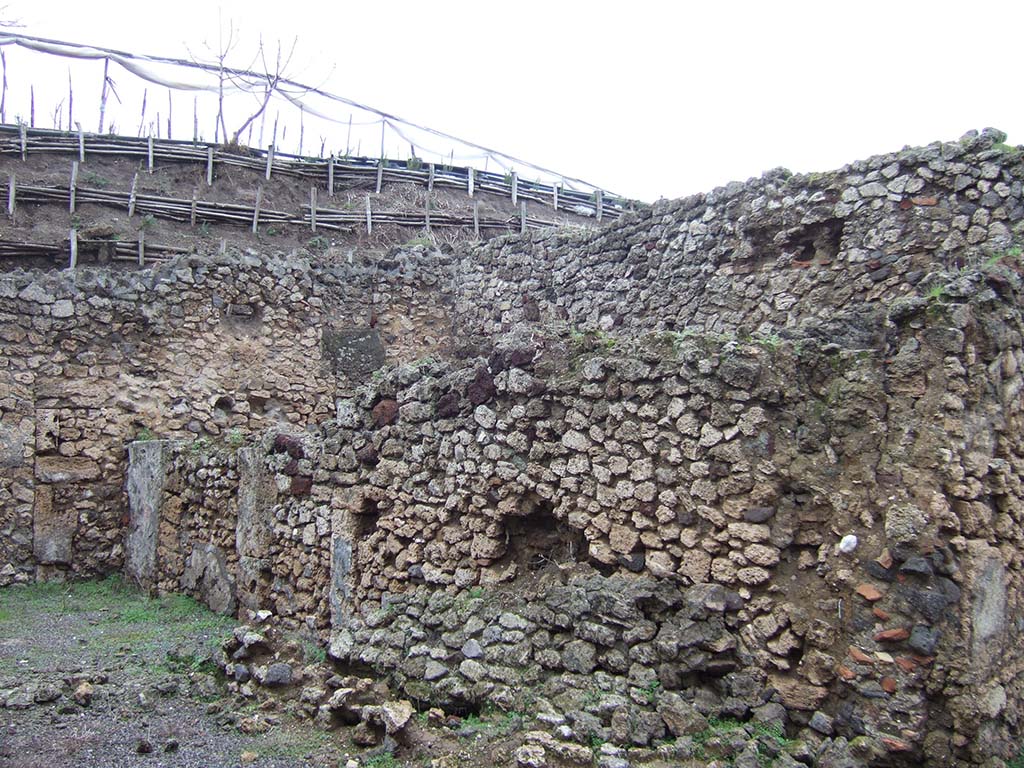 V.2.f, Pompeii. December 2005. North-east corner of triclinium, on left, corridor, centre, and part of doorway to cubiculum, on right.