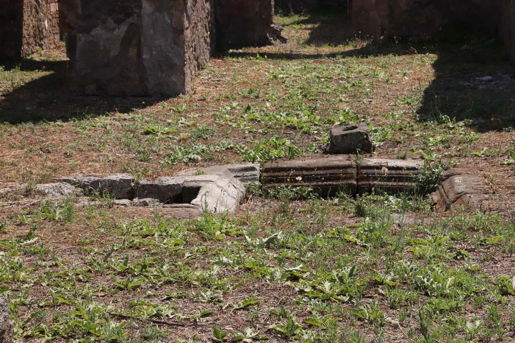V.2.g Pompeii. September 2021. Looking south towards impluvium and cistern mouth in room ‘b’ the atrium. Photo courtesy of Klaus Heese.

