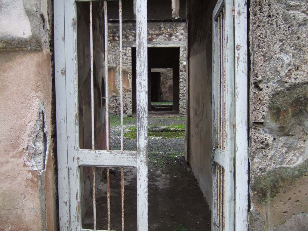 V.2.h Pompeii. December 2005. Looking south along entrance fauces ‘a’ to atrium ‘d’.
In the east wall of the entrance corridor, an arched niche can be seen.
