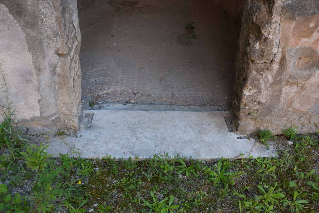 V.2.h Pompeii. October 2019. Cubiculum g, looking south to threshold of doorway and flooring in cubiculum.
Foto Annette Haug, ERC Grant 681269 DCOR.
