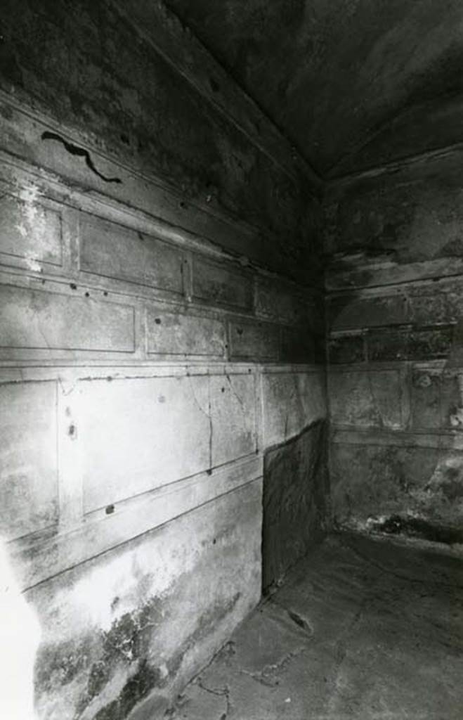 V.2.h Pompeii. 1980. Casa del Cenacolo, cubiculum g, left E wall and SE corner.  
Photo courtesy of Anne Laidlaw.
American Academy in Rome, Photographic Archive. Laidlaw collection _P_80_1_17.
