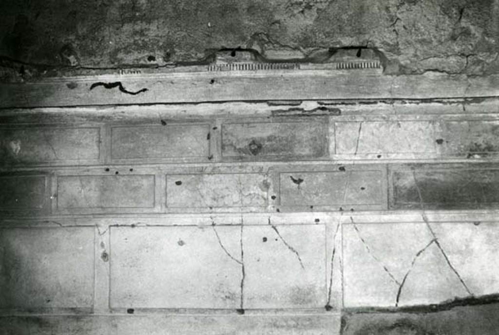 V.2.h Pompeii. 1972. Casa del Cenacolo, cubiculum g, left E wall.  Photo courtesy of Anne Laidlaw.
American Academy in Rome, Photographic Archive. Laidlaw collection _P_72_19_19.
