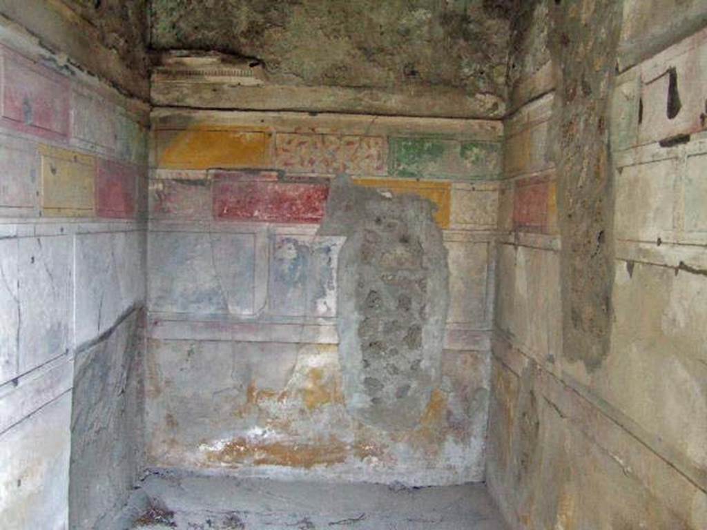 V.2.h Pompeii. December 2005. Room g east, south and west walls, looking south.