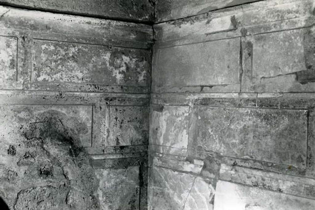 V.2.h Pompeii. 1972. Casa del Cenacolo, cubiculum g, back left SW corner.  Photo courtesy of Anne Laidlaw.
American Academy in Rome, Photographic Archive. Laidlaw collection _P_72_19_31.
