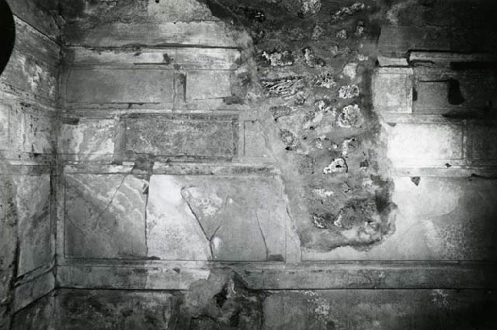 V.2.h Pompeii. 1972. Casa del Cenacolo, cubiculum g, right W wall and SW corner.  
Photo courtesy of Anne Laidlaw.
American Academy in Rome, Photographic Archive. Laidlaw collection _P_72_20_10.
