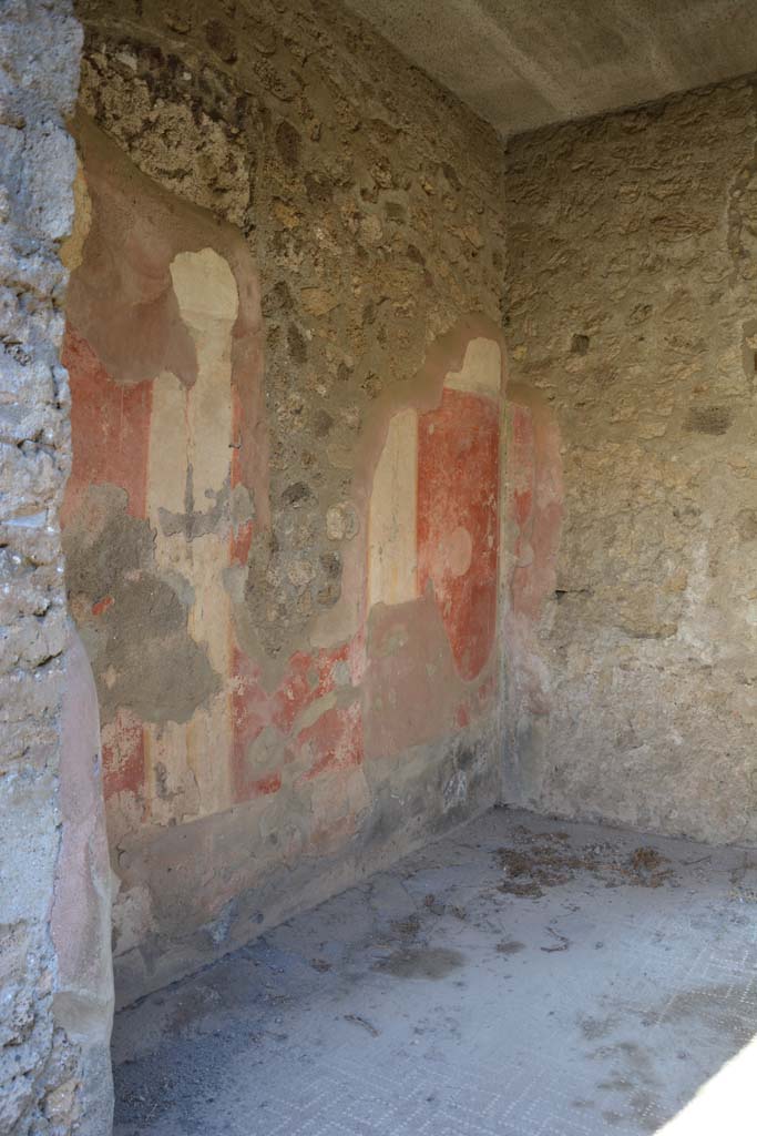 V.2.h Pompeii. October 2019. Tablinum ‘f’, looking towards east wall and south-east corner.
Foto Annette Haug, ERC Grant 681269 DÉCOR.


