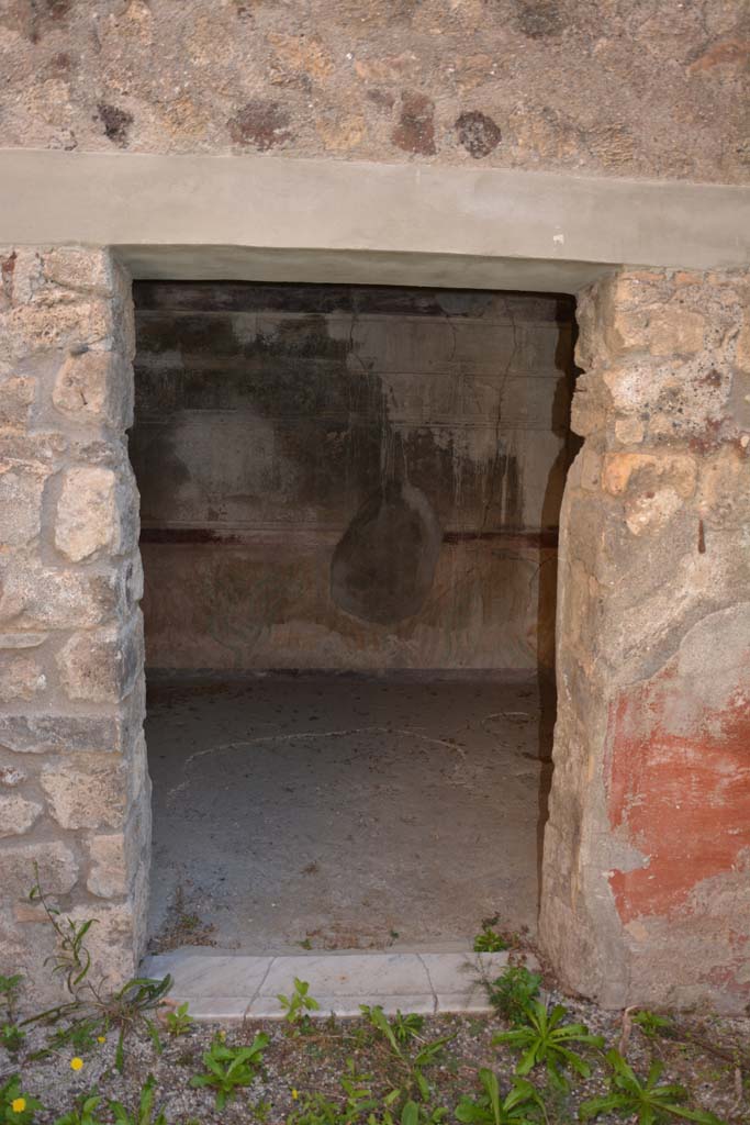 V.2.h Pompeii. October 2019. Room i, looking east through doorway.
Foto Annette Haug, ERC Grant 681269 DCOR.
