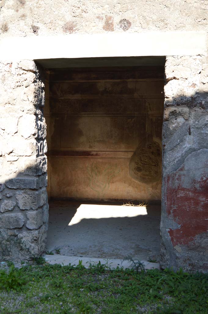 V.2.h Pompeii. October 2017. Doorway into room i, looking east.
Foto Taylor Lauritsen, ERC Grant 681269 DCOR.
