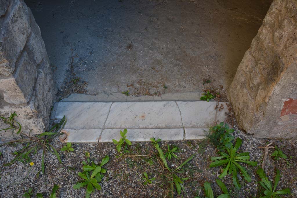 V.2.h Pompeii. October 2019. Room i, looking east across doorway threshold.
Foto Annette Haug, ERC Grant 681269 DCOR.
