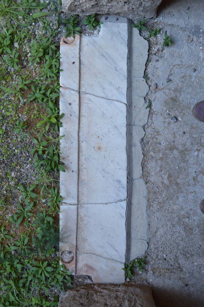V.2.h Pompeii. October 2017. Room i, detail of marble threshold of doorway.
Foto Taylor Lauritsen, ERC Grant 681269 DCOR.
