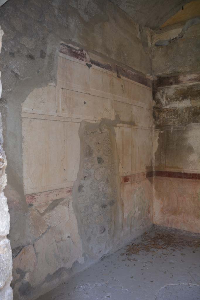 V.2.h Pompeii. October 2019. Room i, north wall, looking east from doorway.
Foto Annette Haug, ERC Grant 681269 DCOR.



