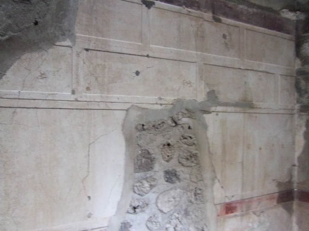 V.2.h Pompeii. December 2005. Cubiculum i had a small threshold of marble, and the remains of an iron hinge. It also had a well preserved floor of signinum in the most part, and was decorated in the First Style. It was nearly all lacking on the south wall, and on most part of the west wall. 