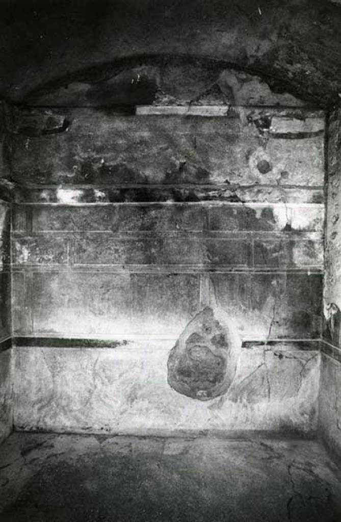 V.2.h Pompeii. 1972. Cubiculum i, back E wall, overall. Photo courtesy of Anne Laidlaw.
American Academy in Rome, Photographic Archive. Laidlaw collection _P_72_20_18.
(Note - this description has been altered as it was described as Cubiculum g, south wall).
.
