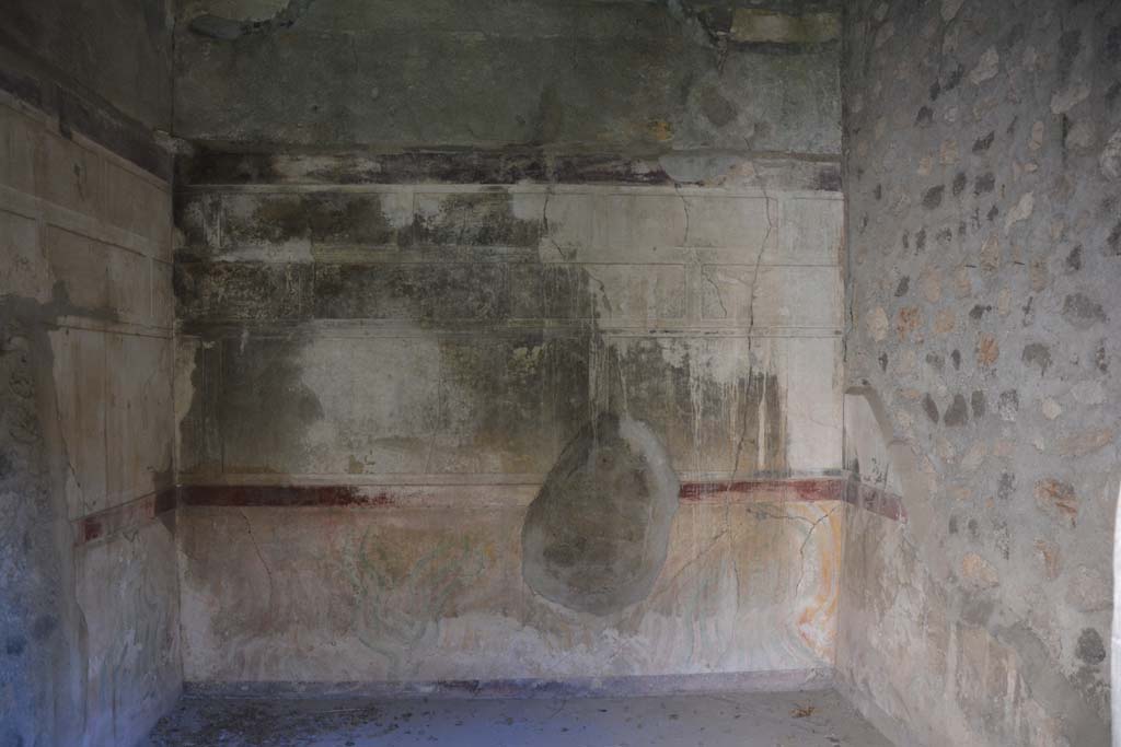 V.2.h Pompeii. October 2019. Room i, north-east corner, east wall and south wall, on right.
Foto Annette Haug, ERC Grant 681269 DCOR.
